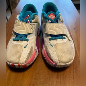 Nike Giannis Freak 4 Sneaker Unisex Size 1Y